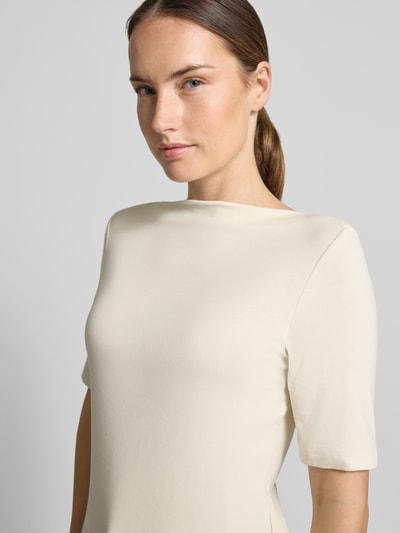 Frauenmodel trägt Shirt aus Viskose-Mix Modell 'Kadee' von someday, cremefarben, U-Boot-Ausschnitt, Nahaufnahme Oberkörper.