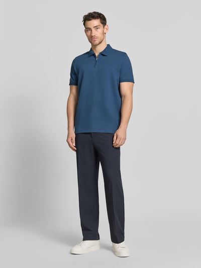 Männermodel trägt Regular Fit Poloshirt mit Strukturmuster von MCNEAL aus elastischem Baumwoll-Mix, Reißverschluss, kurzärmelig, Ganzkörperansicht von vorne.