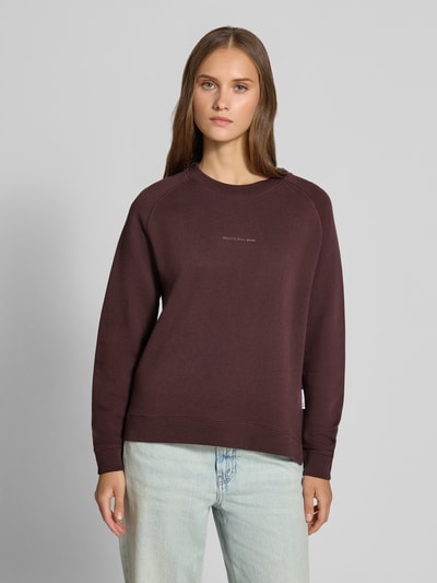 Frauenmodel trägt Regular Fit Sweatshirt aus reiner Baumwolle von Marc O'Polo in Dunkelbraun, glatte Oberfläche, Ganzkörperansicht von vorne, Damen Sweatshirt von Marc O'Polo DENIM.