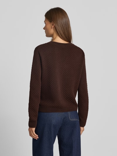 Frauenmodel trägt Regular Fit Pullover aus reiner Baumwolle von Tom Tailor in Dunkelbraun, strukturierte Oberfläche, Ganzkörperansicht Rückansicht, Damen Pullover von Tom Tailor.