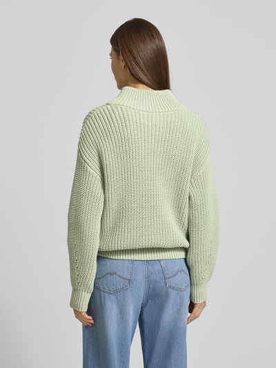 Frauenmodel trägt Regular Fit Cardigan in Strick-Optik mit Lochmuster von Fynch-Hatton, Baumwoll-Mix, sanftes Grün, Ganzkörperansicht Rückansicht.