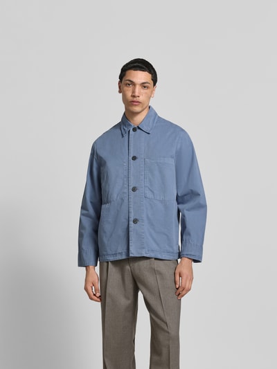 Männermodel trägt Relaxed Fit Hemdjacke aus Baumwolle von ANNARR in Blau mit Durchgehender Knopfleiste, Brusttaschen, Umlegekragen, Ganzkörperansicht von vorne. Rückenlänge bei Größe M: 69 cm.