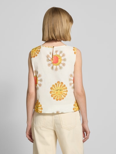 Frauenmodel trägt Regular Fit Bluse mit Schlüssellochausschnitt von More & More aus Reine Baumwolle mit Allover-Motiv-Print, Ärmelloses-Design, helle und gelbe Farben, Rückenlänge bei Größe 36: 50 cm, Ganzkörperansicht Rückansicht.