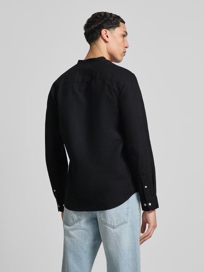 Männermodel trägt schwarzes Freizeithemd mit Leinen-Anteil Modell 'BREEZE' von Jack & Jones, Baumwoll-Leinen-Mix, Regular-Fit, Rückenansicht