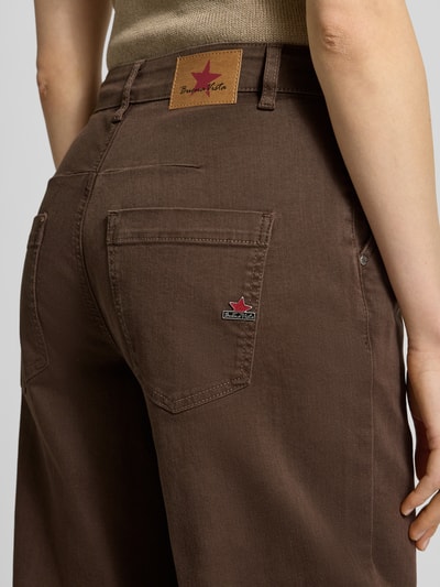 Frauenmodel trägt Barrel Jeans mit Eingrifftaschen und Gesäßtaschen von Buena Vista, Braun, Baumwoll-Mix mit Stretch-Anteil, Loose-Fit, Detailaufnahme Rückansicht.