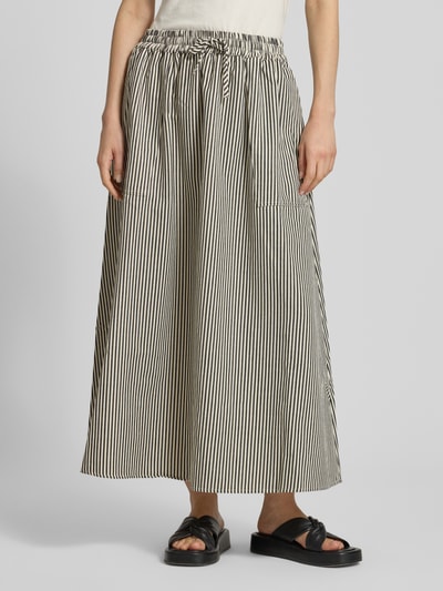 Frauenmodel trägt Maxirock mit Eingrifftaschen Modell 'Akane' von LOLLYS LAUNDRY aus gestreiftem Baumwoll-Mix, A-Linie, Nahaufnahme Unterkörper.