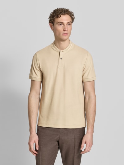 Männermodel trägt Regular Fit Poloshirt aus einer Baumwolle C-PRATT40 von BOSS, Optik: Unifarben, Materialverarbeitung: Piqué, Ganzkörperansicht von vorne.