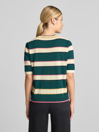 Männermodel trägt Slim Fit Pullover aus reiner Baumwolle von Jake*s Casual mit breiten Streifen in Grün, Gelb und Rosa, Ganzkörperansicht Rückansicht
