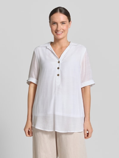 Frauenmodel trägt Blusenshirt mit Umlegekragen von Apricot aus weißem Viskose-Mix, gerader Schnitt, 1/2-Arm, Ganzkörperansicht von vorne.