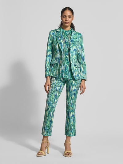 Frauenmodel trägt Feminine Fit Hose im Allover-Look von Marc Cain aus Material-Mix mit Stretch-Anteil, bunt gemustert, Ganzkörperansicht von vorne. Bundweite bei Größe 36: 36 cm, Innenbeinlänge bei Größe 36: 72 cm.