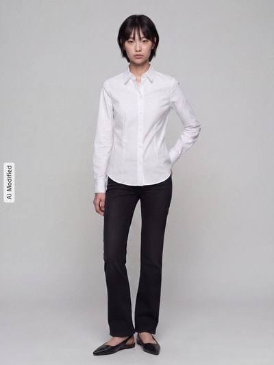 Frauenmodel trägt weiße Regular Fit Langarmbluse aus Baumwoll-Mix von Tom Tailor, kombiniert mit schwarzer Hose, Ganzkörperansicht von vorne, Damen Langarmbluse von Tom Tailor, KI-modifiziertes Bild.