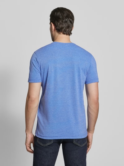 Männermodel trägt T-Shirt mit Rundhalsausschnitt und Brusttasche von Christian Berg Men aus Material-Mix in Regular-Fit, Rückenlänge 72 cm, Ganzkörperansicht Rückansicht.