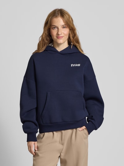 Review Bluza z kapturem o kroju oversized z nadrukiem z logo Granatowy 4