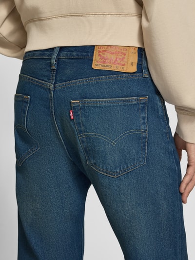 Männermodel trägt blaue Straight Fit Jeans aus reiner Baumwolle Modell '501®' von Levi's®, mittlere Waschung, Nahaufnahme Rückansicht, Herren Straight Fit Jeans von Levi's®.