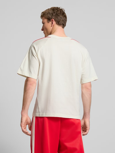 Männermodel trägt T-Shirt mit Label-Print von adidas Sportswear, lockerer Schnitt, reine Baumwolle, weiß, Ganzkörperansicht Rückansicht.