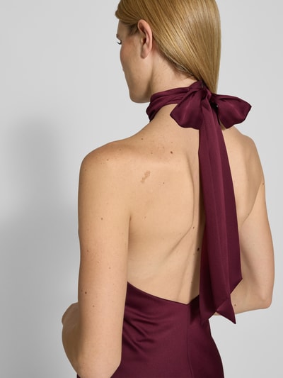 Vrouwenmodel draagt figurbetontes Neckholder-avondkleid van SWING, satijn, nauw aansluitend model, maxi-jurk, vetersluiting aan de achterkant, detailopname rugaanzicht.