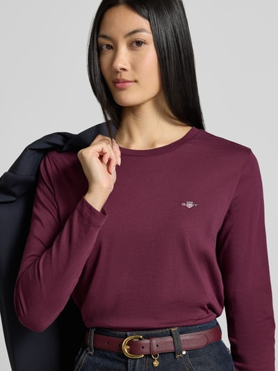 Vrouwenmodel draagt Regular fit shirt met lange mouwen van puur katoen van GANT in bordeauxrood, Dames, Nahaufnahme bovenlichaam.