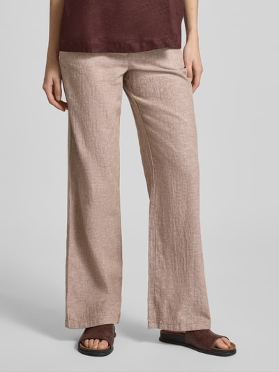 Frauenmodel trägt Hose aus Leinen-Baumwoll-Mix mit Bindegürtel von Christian Berg Woman, Wide Leg, Eingrifftaschen, Ganzkörperansicht von vorne.