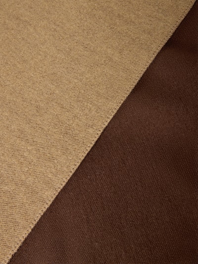 Produktfoto, Schal mit Viskose-Anteil von Kurt Beines, zweifarbig in Beige und Braun, Strick-Optik, weiche Textur, Detailansicht, Material-Mix