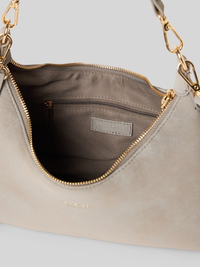 Produktfoto, Shoulder Bag in Leder-Optik Modell 'Rena' von Seidenfelt zeigt beiges Material mit goldfarbenem Reißverschluss, Detailansicht, Hauptfach mit Reißverschluss, abnehmbare Schulterriemen, Logo-Detail, Maße: 28x24x10 cm, Länge Schulterriemen 58 cm