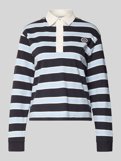 Produktfoto, Longsleeve mit Label-Stitching von Jake*s Casual, Reine Baumwolle, Regular-Fit, Polokragen, kurze Knopfleiste, blaue und weiße Streifen, Rückenlänge bei Größe S: 23 cm, glatte Baumwollstruktur