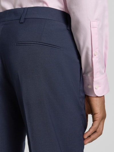 Männermodel trägt Regular Fit Anzughose mit Woll-Anteil Modell 'Tenutas' von Tiger of Sweden im Material-Mix, Detailaufnahme Rückansicht.