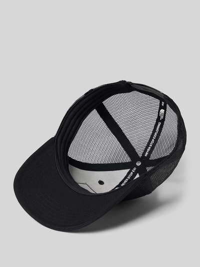 Produktfoto, Trucker Cap mit Label-Patch von The North Face, Herrenmodell, verstärkter Schirm, siatka, regulowany pasek, czarny kolor, tekstura siateczkowa