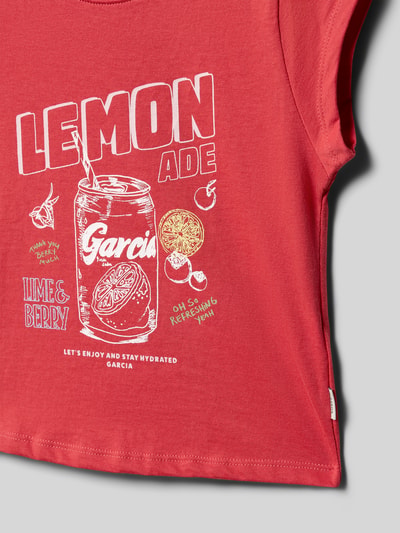 Frauenmodel trägt Regular Fit T-Shirt mit Motiv-Print von Garcia in Rot, reine Baumwolle, Rundhalsausschnitt, Logo-Print, Nahaufnahme Oberkörper, Rückenlänge 36 cm bei Größe 140.