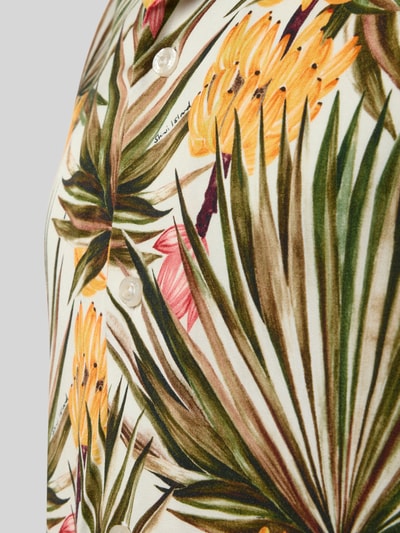 Männermodel trägt Regular Fit Freizeithemd aus reiner Viskose von Shiwi mit floraler Allover-Print, Reverskragen, Nahaufnahme Oberkörper.