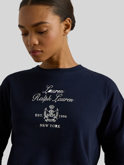 Frauenmodel trägt Regular Fit Sweatshirt aus Baumwoll-Mix von Lauren Ralph Lauren, dunkelblau, unifarben, Rundhals, Label Print, Nahaufnahme Oberkörper.