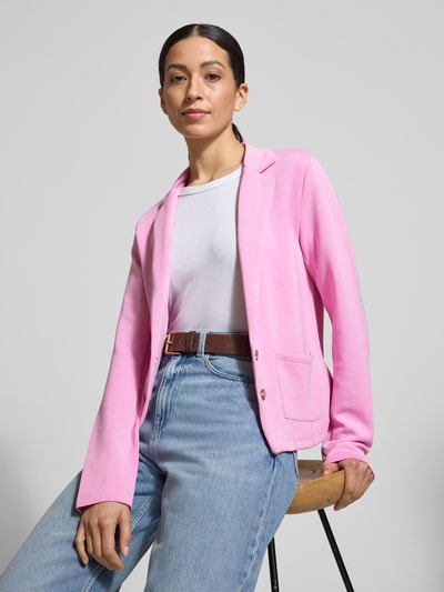 Vrouwenmodel draagt Sweatblazer mit Taschen und Revers van Christian Berg Woman in felroze, regular fit, met reverskraag en knoopsluiting, opgestikte zakken, materiaal-mix met modal, frontale close-up van bovenlichaam