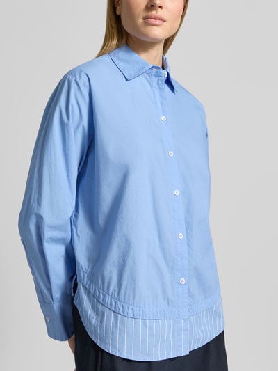 Vrouwenmodel draagt Relaxed Fit Bluse in Layering-Optik Modell 'Favia' van OPUS, hemelsblauw, katoen, hemdkraag, knoopsluiting, voorkant bovenlichaam close-up.