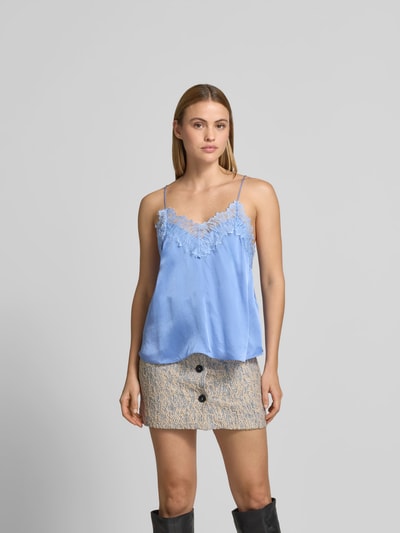 Frauenmodel trägt Bluse aus Satin mit Spitzenbesatz von Iro in Hellblau, körpernahe Passform, V-Ausschnitt, Spaghettiträger, Ganzkörperansicht von vorne.