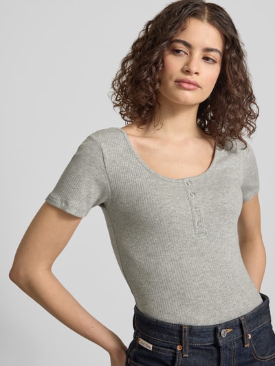 Frauenmodel trägt Slim Fit T-Shirt aus Baumwoll-Mix Modell 'KITTE' von Pieces, Optik: Unifarben, Ripp, U-Boot-Ausschnitt, Kurzarm, Nahaufnahme Oberkörper.