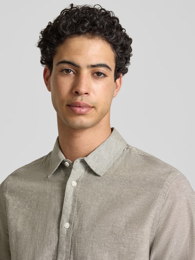 Männermodel trägt Regular Fit Freizeithemd mit Kentkragen Modell 'ABAN' von Blend, Halbarm, feine Textur, Nahaufnahme Oberkörper.