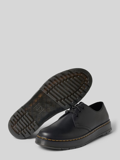 Produktfoto, schwarze Schuhe aus echtem Leder Modell 'Brookline' von Dr. Martens mit Schnürverschluss, profilierte Sohle, abgerundete Passform, Absatzhöhe 4 cm, Schafthöhe 6 cm, Schaftweite 12 cm.