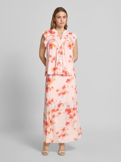 Vrouwenmodel draagt Maxirock aus Viskose Modell 'Zephyra' van mbyM in A-lijn, all-over print, lichte kleuren, hele lichaam vooraanzicht.