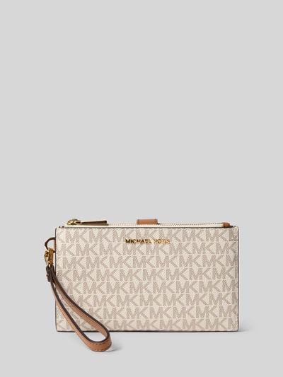 Produktfoto, Portemonnaie mit Label-Detail in metallic Modell 'JET SET' von MICHAEL Michael Kors, cremefarbenes Allover-Logo-Muster, feine Struktur, goldfarbener Reißverschluss, Karten- und Münzfächer, frontal vor hellem Hintergrund.