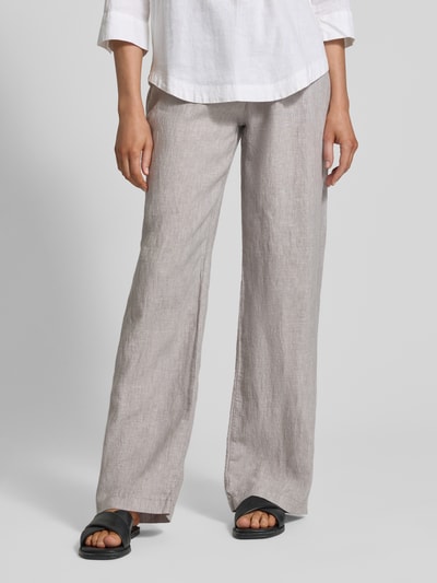 Frauenmodel trägt Leinenhose mit Bindegürtel Modell 'Chiara Belt' von MAC in Beige, reines Leinen, Wide-Leg-Pants, Nahaufnahme Oberkörper. Bundweite bei Größe 36/32: 39 cm, Innenbeinlänge 80 cm.
