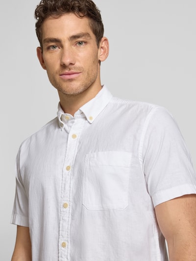 Männermodel trägt Regular Fit Freizeithemd mit Button-Down-Kraag van camel active, wit, linnenmix met katoen, borstzak, label-stitching, close-up bovenlichaam