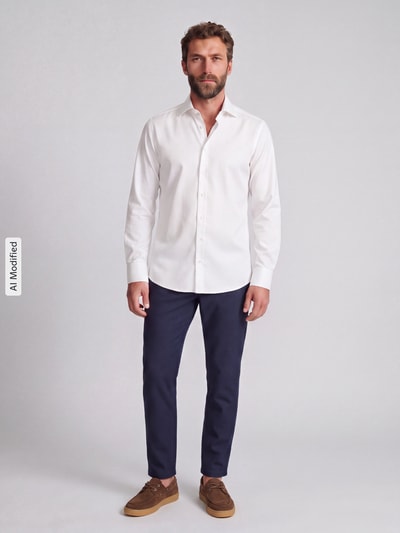 Männermodel trägt Modern Fit Businesshemd aus reiner Baumwolle von OLYMP, weiß, kombiniert mit dunkler Hose, Ganzkörperansicht von vorne, KI-modifiziertes Bild.