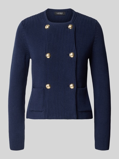 Produktfoto, Regular Fit Strickjacke aus reiner Baumwolle von Lauren Ralph Lauren in dunkelblauer Strickoptik, goldene Knöpfe, aufgesetzte Seitentasche, Materialverarbeitung: Strick