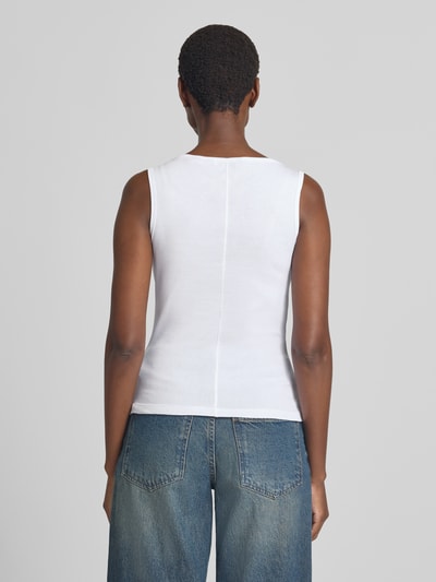 Frauenmodel trägt Regular Fit Tanktop aus reiner Baumwolle von Marc O'Polo, weiß, glatte Textur, kombiniert mit blauen Jeans, Ganzkörperansicht Rückansicht. Damen Tanktop von Marc O'Polo.