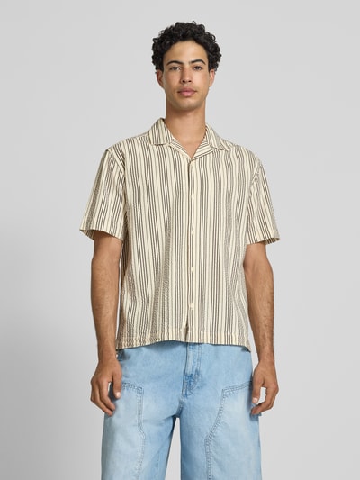 Männermodel trägt Relaxed Fit Freizeithemd aus reiner Baumwolle Modell 'CRUZ' von Only & Sons, gestreift, Seersucker, Nahaufnahme Oberkörper.