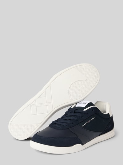 Produktfoto, dunkelblauer Low Top Sneaker aus Leder-Textile-Mix Modell 'LOPRO CUP MIX' von Tommy Hilfiger, weiße flache Sohle, rund, strukturierte Optik, unifarben, Label-Schriftzug, für Herren