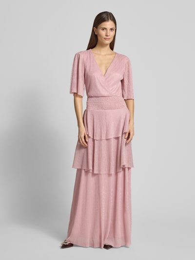 Frauenmodel trägt Regular Fit Maxikleid in Rüschen-Optik Modell 'Francesca' von GUIDO MARIA KRETSCHMER WOMAN in zartem Rosa, Plissee-Struktur, tailliert, Halbarm, V-Ausschnitt, Wickel-Optik, Ganzkörperansicht von vorne.