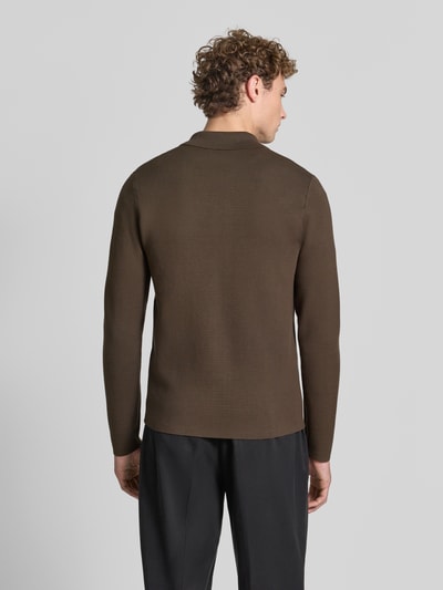 Męski model nosi Regular Fit Jacke aus Viskose-Mix Modell 'Matt' od Samsøe Samsøe, mieszanka wiskozy, krój regular fit, kołnierzyk polo, zamek błyskawiczny dwustronny, wyhaftowane logo, długość tyłu w rozmiarze M 70 cm, długość rękawów w rozmiarze M 68 cm, brązowa, gładka faktura. Ganzkörperansicht Rückansicht.