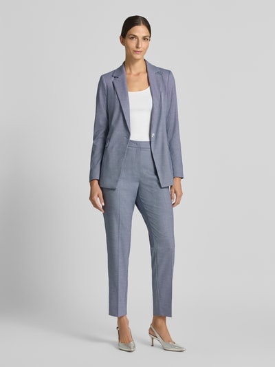Frauenmodel trägt Slim Fit Anzughose mit Bügelfalten von COMMA, hellgrau, glatte Textur, Eingriff- und Gesäßtaschen, Ganzkörperansicht von vorne, Bundweite 45 cm, Innenbeinlänge 73 cm.