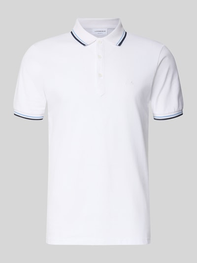 Produktfoto, Relaxed Fit Poloshirt mit Kontraststreifen von Lindbergh aus Reiner Baumwolle, weiß mit blauen Kontraststreifen an Kragen und Ärmeln, Knopfleiste, Label-Stitching, Rückenlänge in Größe M 67 cm