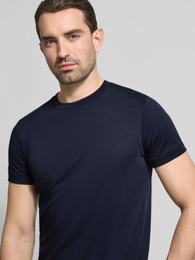 Männermodel trägt T-Shirt mit Rundhalsausschnitt von RAGMAN aus Reine Baumwolle, Slim-Fit, Unifarbenes-Design, Nahaufnahme Oberkörper.